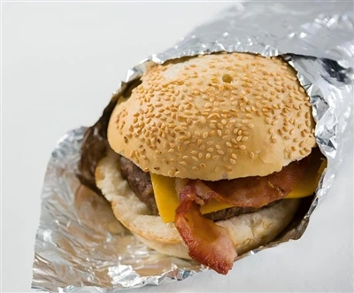 ¿Se puede utilizar papel de aluminio para envolver hamburguesas?